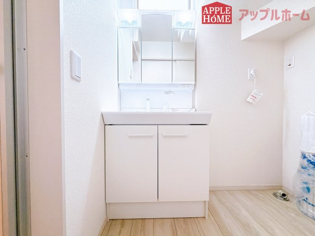 [中古住宅] 鴻巣市北新宿 3期の独立洗面台|三面鏡付きの洗面化粧台ですので、たっぷりと収納いただけます。白を基調とした清潔感のある快適空間です。毎日の身支度も気持ち良くお使い頂けます！！