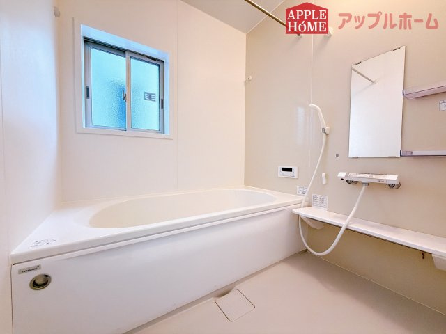 [中古住宅] 鴻巣市北新宿 3期の浴室|窓付きのバスルームは、採光もあり明るく気持ちの良い空間です。窓があることで、換気環境も良好。掃除もスムーズに出来ます
