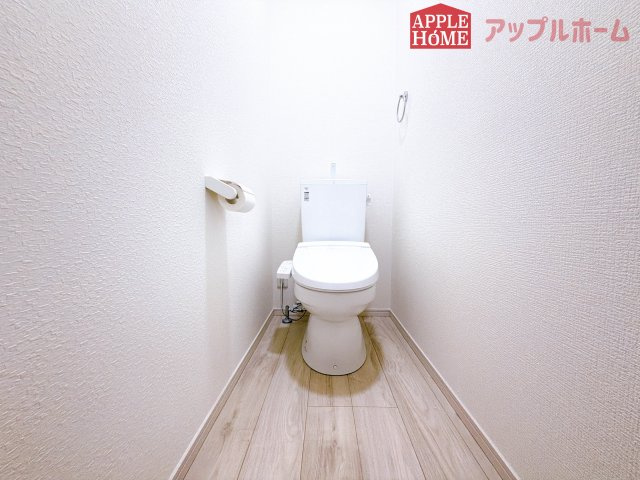[中古住宅] 鴻巣市北新宿 3期のトイレ|節水型でエコなトイレには、今では当たり前の温水洗浄機能付き。便座を温める機能もついていて、居心地の良い空間♪