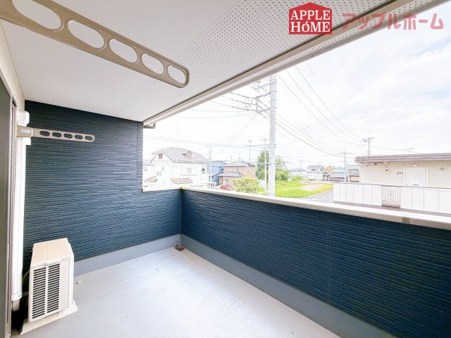 [中古住宅] 鴻巣市北新宿 3期のバルコニー|家族分の洗濯物もしっかり干せます。日当たりも良く、毎日のお洗濯が楽しくなりそう♪お布団は手軽に干せていつもポカポカに☆