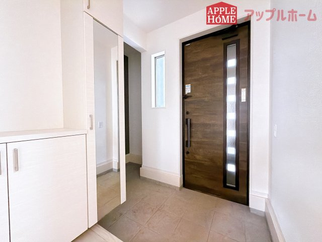 [中古住宅] 鴻巣市北新宿 3期の玄関|明るくて清潔感溢れる玄関。便利な姿見鏡＆下駄箱収納付きです♪散らかりがちな玄関もすっきりと片付きます。