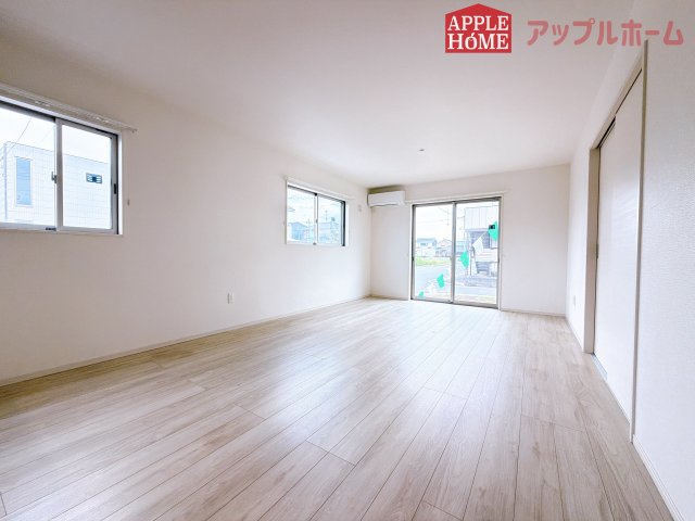 [中古住宅] 鴻巣市北新宿 3期の居間・リビング|窓から差し込む光で家族を温かく包み込みます。明るいリビングで子育てする喜びを☆いつでも見学可能です！