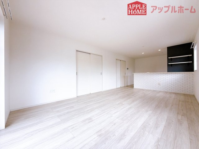 [中古住宅] 鴻巣市北新宿 3期の居間・リビング|広々リビング×対面キッチンで家族の会話も弾みます♪家族団らんの秘訣は間取りにあり☆夢のマイホームを一緒に叶えましょう！