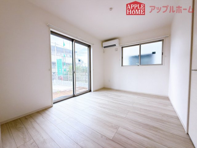 [中古住宅] 鴻巣市北新宿 3期の洋室|クローゼット付きの洋室は、収納スペースが豊富で部屋全体がすっきりと片付きやすいのが特徴です。衣類や荷物を整理しやすく、生活感を抑えた洗練された空間を保てます。