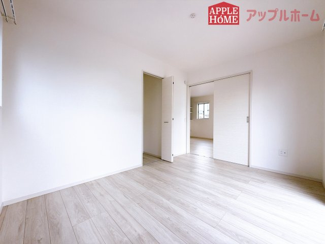 [中古住宅] 鴻巣市北新宿 3期の洋室|クローゼット付きの洋室は、収納スペースが豊富で部屋全体がすっきりと片付きやすいのが特徴です。衣類や荷物を整理しやすく、生活感を抑えた洗練された空間を保てます。