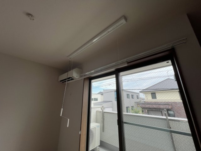 アクシス・コートのその他|高さを変えることができる物干しざおです