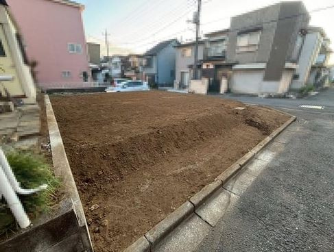 【土地】鶴ヶ島市上広谷建築条件付き売地の前面道路含む現地写真