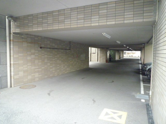 ルグラン服部の駐車場