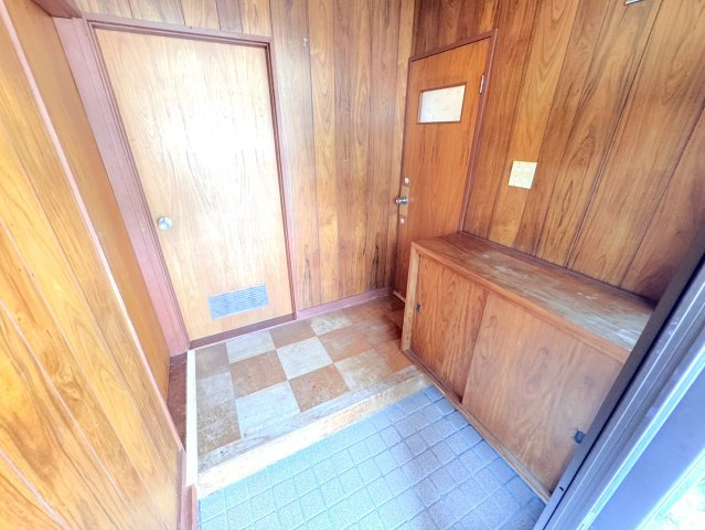 安芸郡熊野町出来庭９丁目の一戸建ての玄関