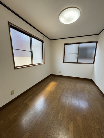 越谷市宮本町中古戸建て◆車庫付きの洋室