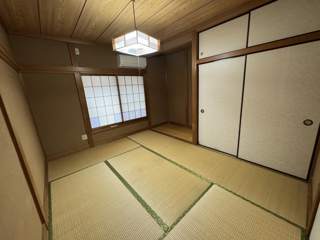 越谷市宮本町中古戸建て◆車庫付きの和室
