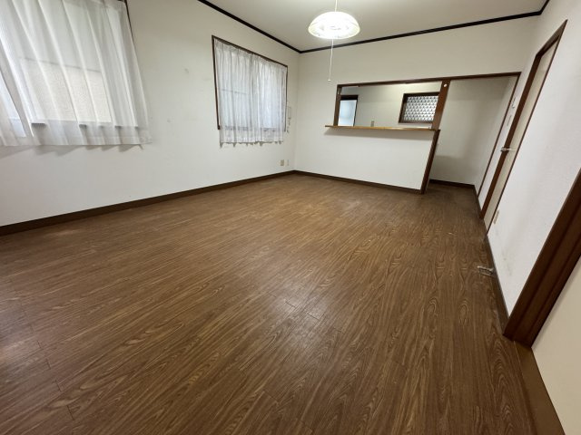 越谷市宮本町中古戸建て◆車庫付きの居間・リビング