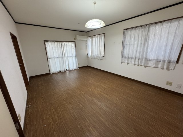 越谷市宮本町中古戸建て◆車庫付きの居間・リビング