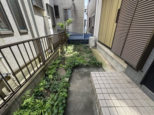 越谷市宮本町中古戸建て◆車庫付きの庭