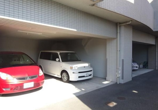 リシェス中屋の駐車場
