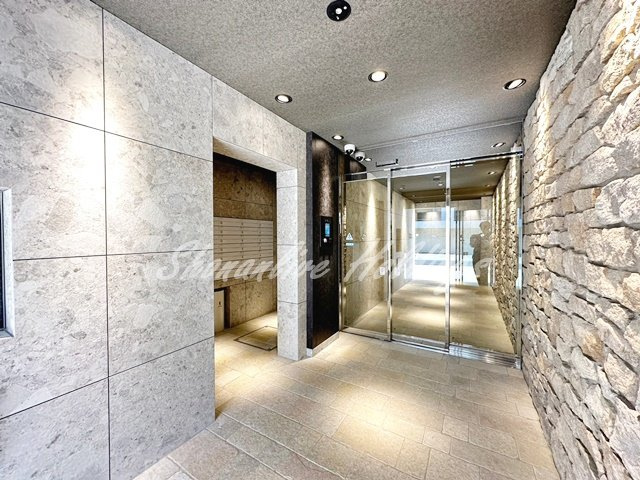 藤沢市片瀬海岸２丁目の賃貸マンションのエントランス