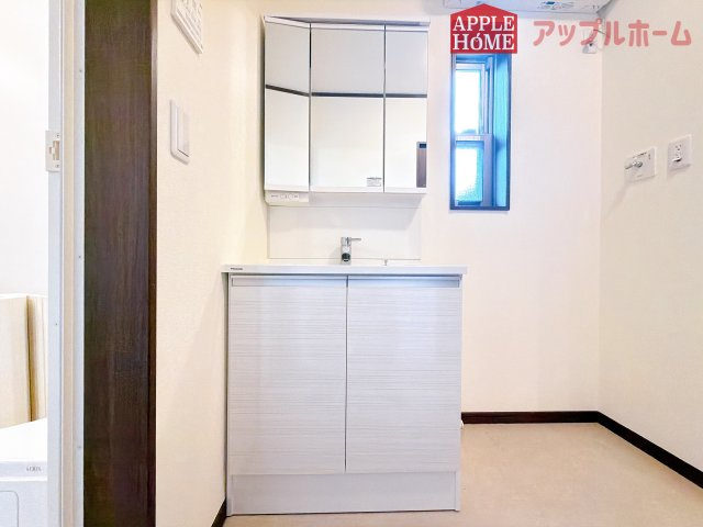 [中古住宅] 深谷市田中 1期の独立洗面台|三面鏡付きの洗面化粧台ですので、たっぷりと収納いただけます。白を基調とした清潔感のある快適空間です。毎日の身支度も気持ち良くお使い頂けます！！