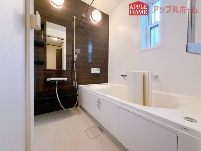 [中古住宅] 深谷市田中 1期の浴室|窓付きのバスルームは、採光もあり明るく気持ちの良い空間です。窓があることで、換気環境も良好。掃除もスムーズに出来ます♪