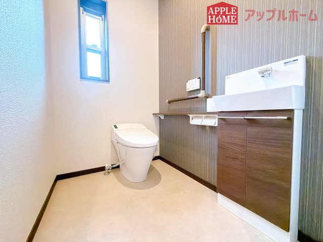 [中古住宅] 深谷市田中 1期のトイレ|白を基調とした清潔感のある明るい空間。温水洗浄便座付きで、毎日快適・清潔に使用できます。操作しやすい壁面リモコンを採用しています。