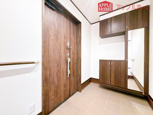 [中古住宅] 深谷市田中 1期の玄関|明るくて清潔感溢れる玄関。便利な姿見鏡＆下駄箱収納付きです♪散らかりがちな玄関もすっきりと片付きます。