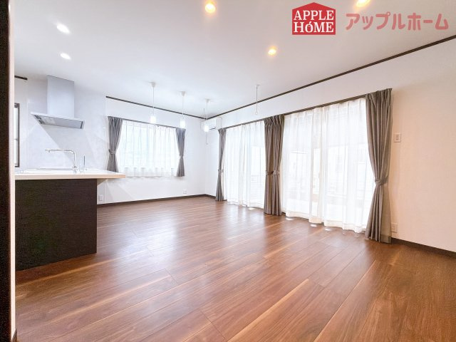 [中古住宅] 深谷市田中 1期の居間・リビング|窓から差し込む光で家族を温かく包み込みます。明るいリビングで子育てする喜びを☆いつでも見学可能です！