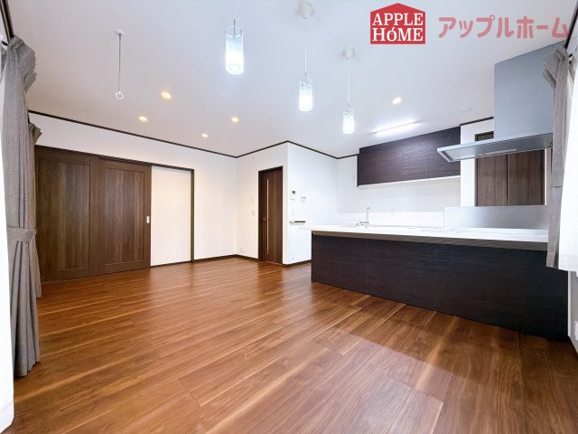 [中古住宅] 深谷市田中 1期の居間・リビング|広々リビング×対面キッチンで家族の会話も弾みます♪家族団らんの秘訣は間取りにあり☆夢のマイホームを一緒に叶えましょう！