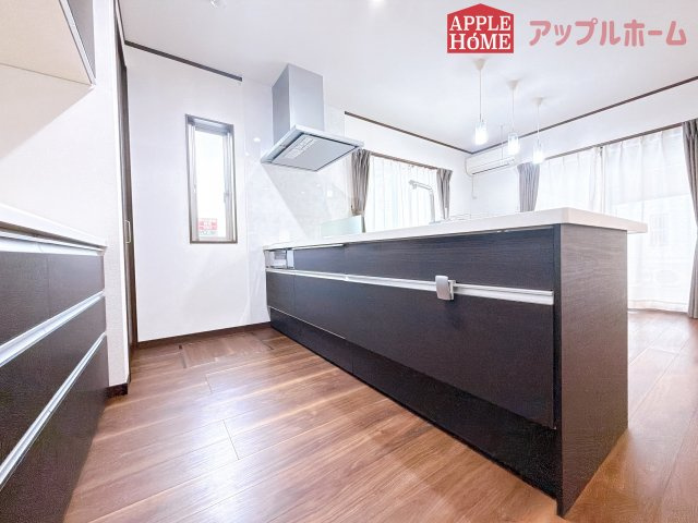 [中古住宅] 深谷市田中 1期のキッチン|見栄えもよくお手入れもスムーズに出来ます。豊富な収納力もございますので、キッチンスペースをスッキリとお使い頂けそうです。