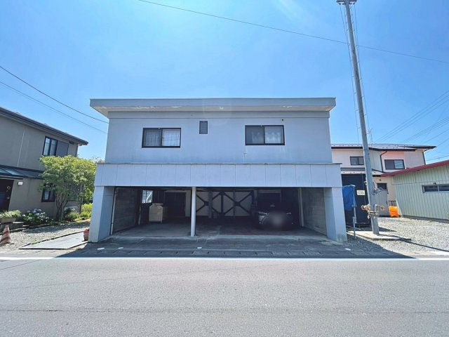 ビルトインガレージ付き中古戸建　郡山市久留米三丁目　柴宮小・第一中の外観|ビルトインガレージは最大4台駐車可能です！（車種による）ガレージの奥は倉庫になっています。