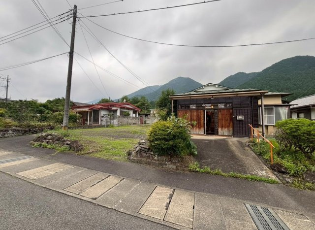 日光市久次良町　物置付き中古戸建の駐車場