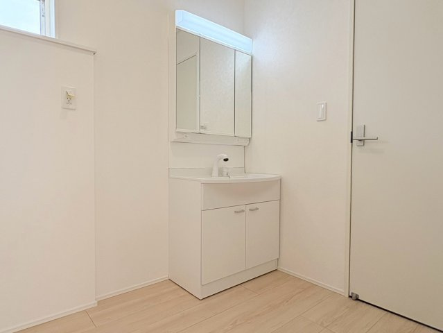 クワイエ　関市貸上町第1　全2区画分譲の独立洗面台|床材に受ける様々な傷や、温度・湿度変化による、クラックの発生を大幅に抑える特殊加工を施工済みです。
水栓はリフトアップできて両手が使えます。またハンドシャワーでも使えます。