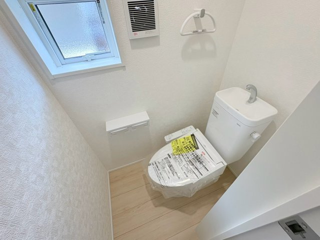 クワイエ　関市貸上町第1　全2区画分譲のトイレ|超表面平滑加工とイオンパワーの「セフィオンテクト」加工で、汚れが付きにくく落ちやすい仕様のトイレです。
またツイントルネード洗浄で少ない水でも前方の返し部分から後方部までしっかり洗浄できます！