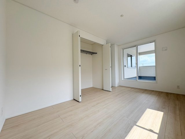 クワイエ　関市貸上町第1　全2区画分譲の寝室|全居室にたっぷり収納できる大型収納を設置。窓ガラスは、断熱性能や結露防止効果の高いペアガラスを採用！
高い断熱性と共にガラス面の結露対策にも効果を発揮し湿気によるカビの発生を抑止します。