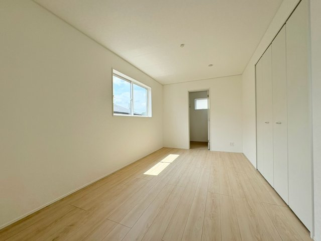 クワイエ　関市貸上町第1　全2区画分譲の洋室|建具やクロスなどをトータルデザインでコーディネートしており、室内に落ち着きと安らぎを与えてくれます。
全居室収納付き！寝室やお子様のお部屋がスッキリ片付きます。