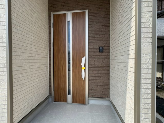 クワイエ　関市貸上町第1　全2区画分譲の玄関|玄関ドアの取手ハンドル部分にセンサーがついて、カードタイプ・シールタイプのキーで施錠が可能で便利です。
お買い物の荷物で手が塞がっていても、楽々開錠できます。毎日の外出前の時間も短縮されて快適です！