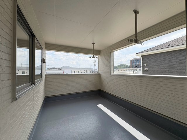 クワイエ　関市貸上町第1　全2区画分譲のバルコニー|バルコニーは南向きで洗濯物もよく乾きます！強度と表面積硬度を持つFPRで防水しています。