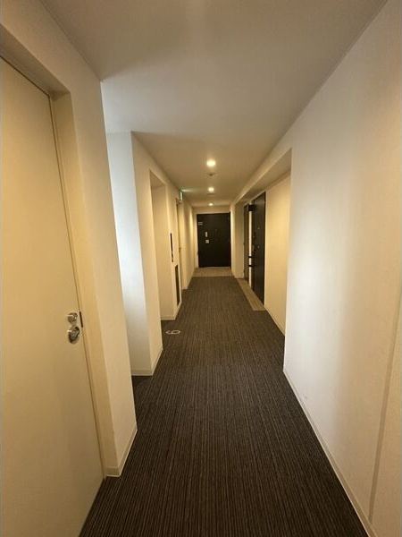 プレサンスロジェ桜通代官町の玄関
