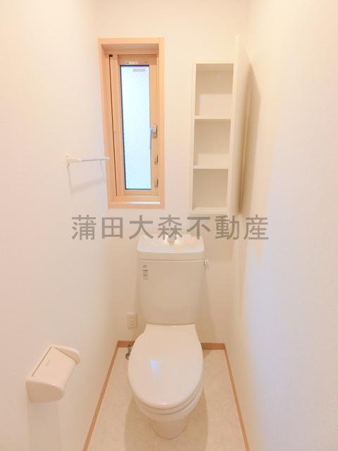 レアルタのトイレ|換気にうれしい！窓と棚付きのトイレ