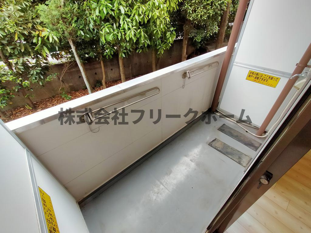 三鷹市井の頭２丁目のアパートのバルコニー