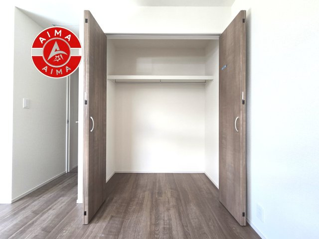 福岡市南区老司3丁目第1-1棟（1号棟）の収納|洋服や大きな荷物が多い方や人数の多いご家族などは、一般的なクローゼットよりもウォークインクローゼットのほうが使い勝手が良いです。
