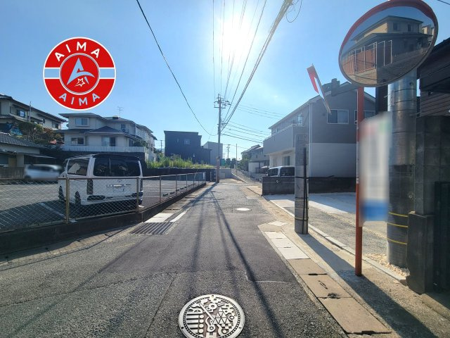 福岡市南区老司3丁目第1-1棟（1号棟）の前面道路含む現地写真|前面道路は閑静な住宅地をはしる車通りの少ない道路。お車の出し入れが苦手なママや小さなお子様にも安心ですね。しっかり舗装もされているので、ベビーカーや自転車で通っても快適に通行できます。