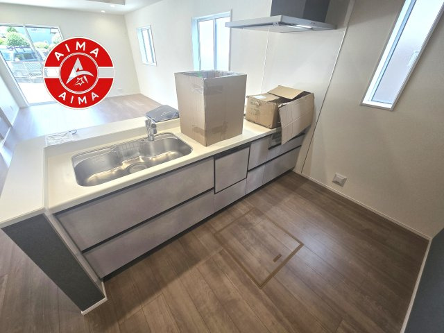 福岡市南区老司3丁目第1-1棟（1号棟）のキッチン|ダイニングテーブルへの配膳がラクラク、お料理はかどるカウンター付きシステムキッチン！