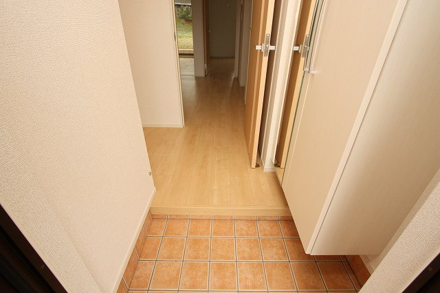 Ｒグレィ　イイヅカ　チューオーの玄関|収納もある玄関です