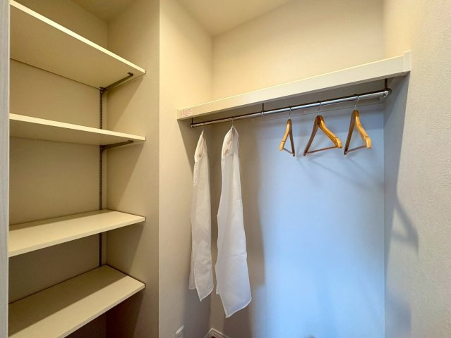 「11階南東向き」比島町2丁目ライオンズヒルズ高知　中古マンションの収納|棚やハンガーパイプ付きで衣類や小物を機能的にスッキリ収納できます。