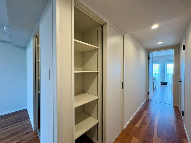「11階南東向き」ライオンズヒルズ高知　中古マンションの玄関|白を基調とした清潔感のある玄関スペース。大型のシューズボックス完備でスッキリ片付きます。