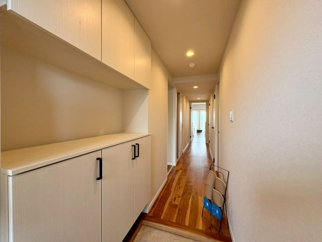 「11階南東向き」比島町2丁目ライオンズヒルズ高知　中古マンションの玄関|カウンタータイプの下駄箱を設置した開放的な玄関。小物を飾ってインテリアも楽しめます。