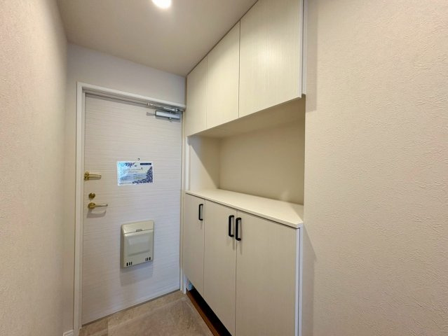 「11階南東向き」ライオンズヒルズ高知　中古マンションのロビー|開放的な吹き抜けが心地よいエントランスロビー。ホテルのような雰囲気が漂う空間です。
