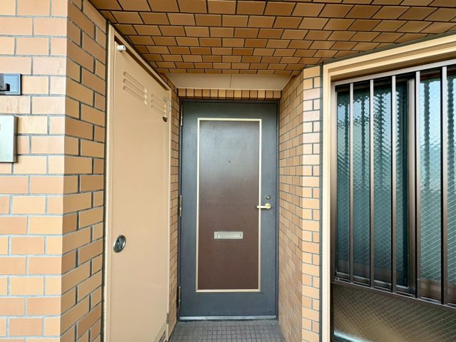 「11階南東向き」ライオンズヒルズ高知　中古マンションのロビー|帰宅した居住者やゲストを優しく迎え入れる、ゆとりある広さを確保した共用ロビーです。