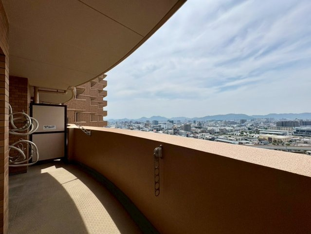 「11階南東向き」比島町2丁目ライオンズヒルズ高知　中古マンションのバルコニー|目の前に遮るものがなく開放的な眺望が広がります。毎日の洗濯物干しも快適です。