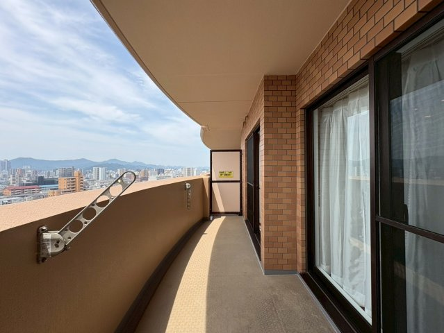 「11階南東向き」比島町2丁目ライオンズヒルズ高知　中古マンションのバルコニー|陽当たり良好で広々としたバルコニー空間。ガーデニングなどの趣味も楽しめそうです。