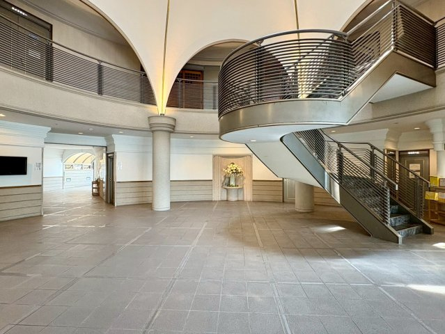 「11階南東向き」比島町2丁目ライオンズヒルズ高知　中古マンションのロビー|開放的な吹き抜けが心地よいエントランスロビー。ホテルのような雰囲気が漂う空間です。